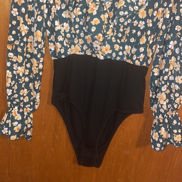 •SHEIN•NWB GORGEOUS GREEN RUFFLE DEEP-V YELLOW FLORAL BODYSUIT SIZE MEDIUM - Picture 3 of 9